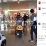 Potret Vespa Masuk Mall Bikin Geger, Aneh-aneh Aja Kelakuannya