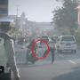 Pemotor Nekat Hindari Razia di Jalan, Sepatu Polisi Sampai Melayang