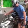 Viral Pemotor Bule Ber-Helm Full Face Dicegat Satpol PP, Ini Sebabnya