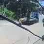 Detik-detik Pemotor Digilas Truk Saat Gagal Nanjak, Bikin Merinding!
