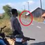 Viral Aksi Pemotor Lakukan Atraksi Standing di Depan Polisi Bikin Deg-degan