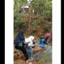 Sebrangi Sungai dengan Sebongkah Kayu, Anak-anak Ini Terjatuh