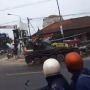 Tank Tempur Tabrak Gerobak Pedagang dan Motor Warga, TNI AD Ganti Rugi