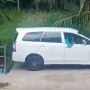 Skill Dewa, Pengemudi Mobil Ini Mampu Parkir Paralel di Tempat Super Sempit