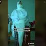 Kocak! Beli Baju Kegedean di Olshop, Pas Dipakai Malah Mirip 'Pocong'