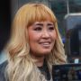 Pinkan Mambo Nyanyi Pakai Rok Mini Sambil Tiduran, Netizen: Aku yang Nonton Malu!