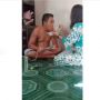 Sabar Suapi Suami Bertato yang Asik Main Game, Aksi Istri Ini Bikin Iri