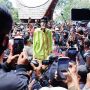 Wisatawan Berdesakan Motret Jenasah di Toraja, Warganet: Hati-hati Corona
