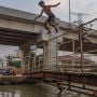 Tak Takut Covid-19, Sekelompok Bocah Asik Berenang di Kalimalang