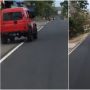 Viral Mobil Jip Merah Nekat Zigzag di Jalan, Warganet: Latihan Apa Ya?