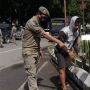 Tidak Pakai Masker, Warga Lhokseumawe Dihukum Cabuti Rumput di Bahu Jalan