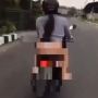 Foto-foto Lengkap Mbak Ida Naik Motor Pamer Celana Dalam di Jalanan