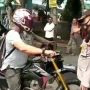 Aksi Pemotor Ini Bikin Geram Polisi saat Razia Masker, Berani Coba?