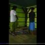 Beredar Video 4 Pemuda Salat Sambil Bermain HP, Netizen Marah