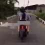 Viral Video Wanita Naik Motor Sambil Pamer Celana Dalam