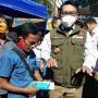 Bikin Odading Mang Oleh Viral, Ridwan Kamil Hadiahi Ade Londok Smartphone