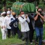 Usai Disemayamkan, Jenazah Ibunda Indra Bruggman Dibawa ke TPU Menteng Pulo