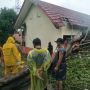 Cilegon Hujan Badai, Sekolah Hancur Tertimpa Pohon Tumbang