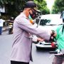 Bersama Ves Community, Polresta Banjarmasin Bagikan Masker di Jalan Raya