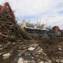 Sampah Kiriman Menumpuk di Pintu Air Manggarai