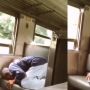 Salut, Sosok Pria Ini Khusyuk Salat Meski di Gerbong Kereta