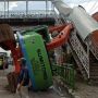 Ekskavator Nyangkut di JPO Kampung Melayu Sampai Terguling