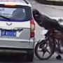 Viral Aksi Pemotor Tabrak Mobil, Endingnya Seperti Hilang Ingatan