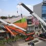 Ngeri! Ekskavator Jatuh Menimpa JPO Kampung Melayu