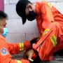 Tak Berhenti Mengeong, Kucing Nahas Ini Terjebak di Sela Tembok Rumah Warga