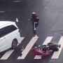 Aksi Pemotor Ditabrak Mobil Bikin Salah Fokus, Berdiri Cuma Pakai 1 Kaki