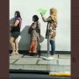 Viral Perempuan Muda Payungi Lansia Pakai Map Berkas, Publik Terenyuh