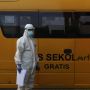 Tenaga Medis Jemput Pasien Covid-19 Menggunakan Bus Sekolah