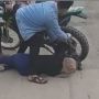 Detik-detik Penyelamatan Tangan Wanita yang Tersangkut di Ban Motor