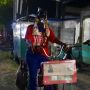Sempat Viral, Pesepeda Misterius Ini Kenakan Kostum Badut Selama 20 Tahun