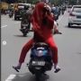 Tak Pakai Helm dan Bonceng Motor Hadap Belakang, Perempuan Ini Tuai Kecaman