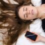 Sering Pakai Earphone atau Headphone saat Tidur? Waspadai Efek Sampingnya!