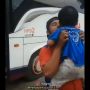 Hanya Sesaat Melepas Rindu, Pelukan Ayah ke Anaknya Ini Bikin Haru