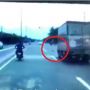 Video Aksi Lempar Batu di Jalan Bikin Pemotor Kena Karma Instan