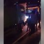 Salah Lawan Arah, Awak dan Penumpang Bus  Malah Persekusi Sopir Truk