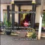 Tak Ada Akhlak! Tanpa Turun, Pria Ini Naik Motor Masuk Rumah Teman