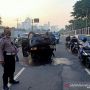 Braak! Mobil Tabrak Trotoar Lalu Terguling di Dekat Gedung DPR RI