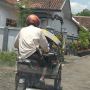 Potret Becak Motor Bikin Pemobil Deg-degan, Barang yang Dibawa Jadi Sorotan