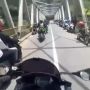 Viral Video Pemotor Geber-geber Mesin saat Lewat Jembatan, Picu Debat Panas
