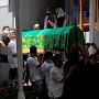 Memakamkan Jenazah Ayahnya, Nino RAN Menangis di Liang Lahat