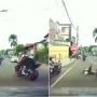 Penunggang Motor Sport Menabrak Penyebrang Jalan, Burung Lepas Bikin Salfok