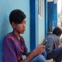 Tak Bisa Beli Kuota, Rizki Belajar Online di Kantor Kecamatan Serpong