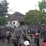 Aksi Tolak Ciptaker di Bandung Diwarnai Bakar Ban dan Pelemparan
