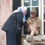 Mahasiswa PMM UMM Nogosari Bagikan Jamu Kunyit Asam ke Lansia