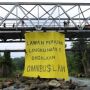 Bentangkan Spanduk Raksasa Tolak UU Cipta Kerja: Lawan Perusak Lingkungan!