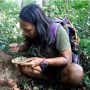 Bikin Merinding, YouTuber Ini Merasa Hoki Bisa Santap Sesajen di Hutan